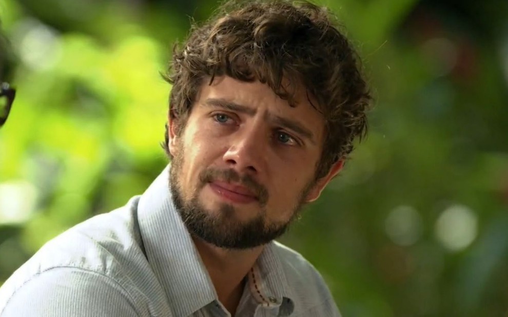 O ator Rafael Cardoso com expressão de choro em cena como Rodrigo de A Vida da Gente