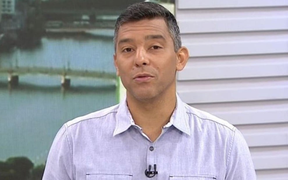 Rodrigo Raposo no cenário de um dos telejornais da Globo Nordeste
