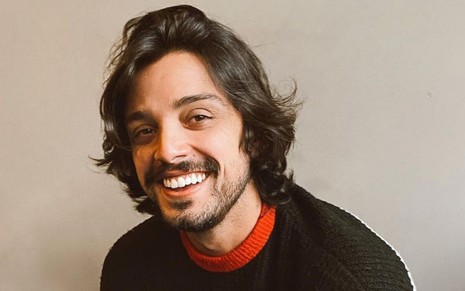 Rodrigo Simas sorri e está com cabelos soltos em foto publicada no Instagram