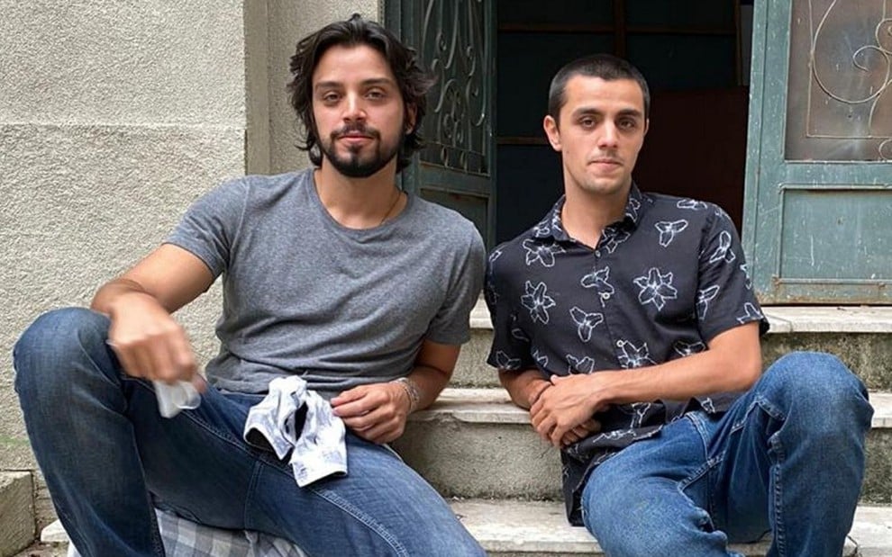 Rodrigo Simas e Felipe Simas posam para foto nos bastidores da novela Salve-se Quem Puder (2019)