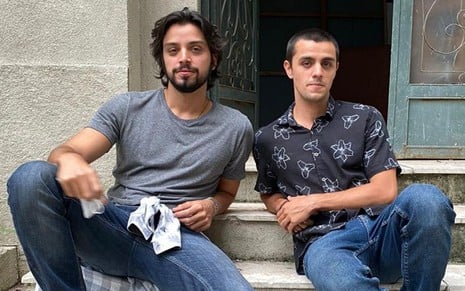 Rodrigo Simas e Felipe Simas posam para foto nos bastidores da novela Salve-se Quem Puder (2019)