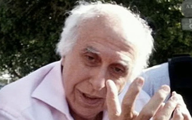 Imagem de Roger Abdelmassih ao ser detido por policiais