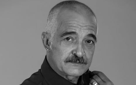 O ator português Rogério Samora, com olhar sério, em foto com tom preto e branco