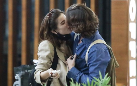 Giulia Be e Romulo Arantes Neto aos beijos na área de embarque do aeroporto de Guarulhos, em São Paulo