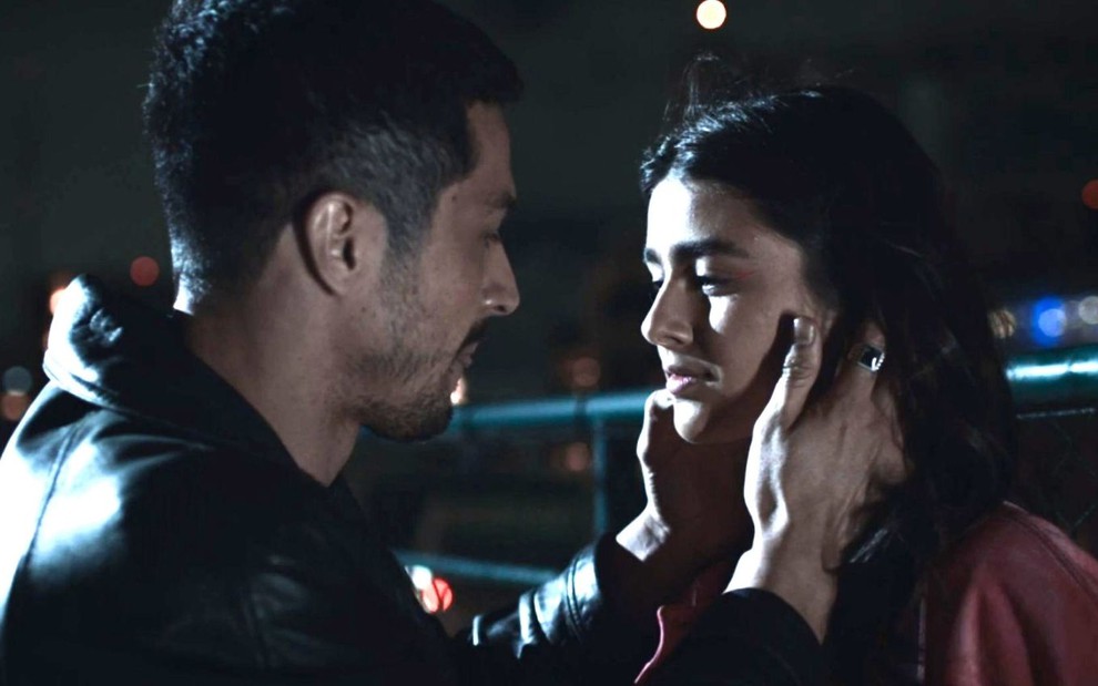 Cristiano (Romulo Estrela) coloca as mãos no rosto de Lara/Lua (Júlia Byrro) em cena da novela Verdades Secretas 2