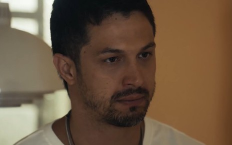 Romulo Estrela como Oto na novela Travessia