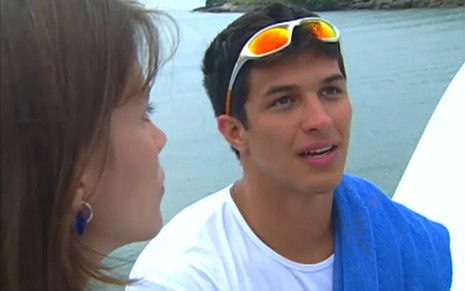 Romulo Estrela em 2002, como participante do reality Amor a Bordo, do Caldeirão do Huck; ele está com óculos de sol na cabeça, em iate