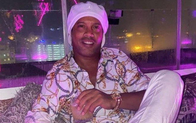 Ronaldinho Gaúcho de chapéu branco e camisa estampada