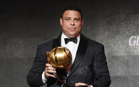 Com troféu em mãos, Ronaldo Fenômeno usa roupa de gala em premiação esportiva