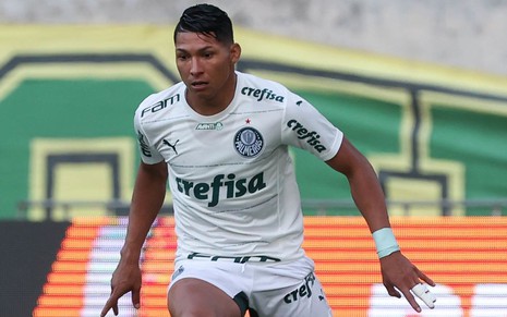 Rony, do Palmeiras, em campo com uniforme branco com detalhes verdes