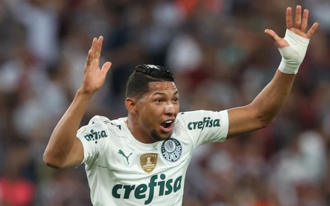 Rony, do Palmeiras, em campo com uniforme branco com detalhes verdes