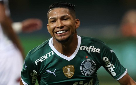 Rony, do Palmeiras, jogando com uniforme verde do clube