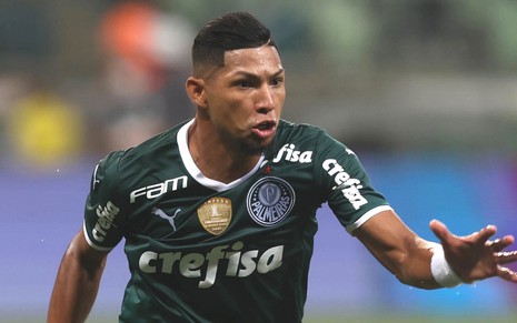 Rony comemora um gol na Libertadores 2022 com a camisa verde do Palmeiras
