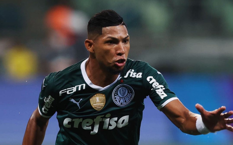 Rony, do Palmeiras, com o uniforme verde comemorando gol