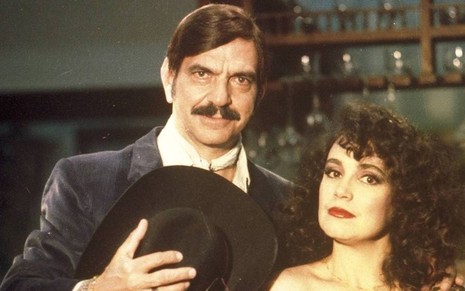 Os atores Lima Duarte e Regina Duarte em cena de Roque Santeiro (1985), caracterizados como seus personagens