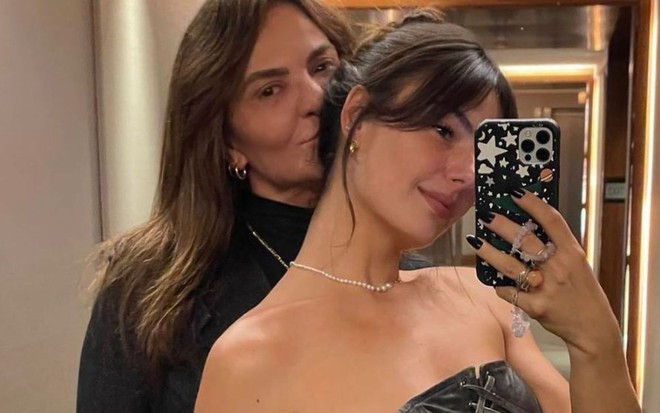 Rosalba Nable, à esquerda, abraçada com Isis Valverde, à direita