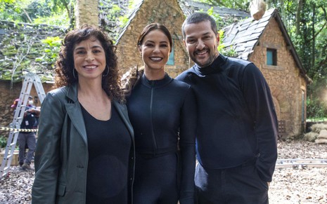 Rosane Svartman, Paolla Oliveira e Marcelo Serrado sorriem para foto posada