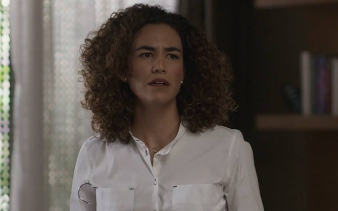 Atriz Bárbara Colen olha para frente com cara de séria em cena de Quanto Mais Vida, Melhor!