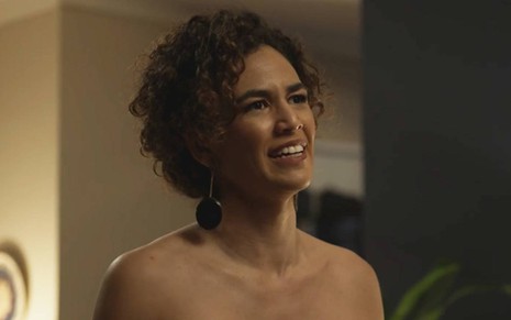 Bárbara Colen olha para frente com expressão de irritação em cena de Quanto Mais Vida, Melhor