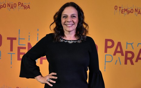 Rosi Campos com uma blusa preta e sorrindo na apresentação da novela O Tempo Não Para, em 2018