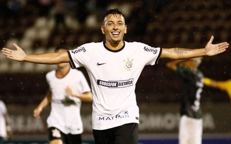 Ryan, do Corinthians, em campo com uniforme branco com detalhes pretos