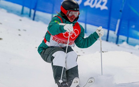A brasileira Sabrina Cass em ação no esqui estilo livre nas Olimpíadas de Inverno 2022