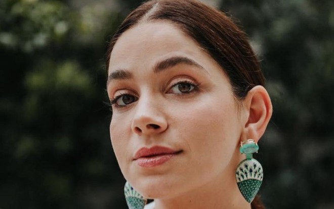 Sabrina Petraglia posa com brincos grandes e verdes em foto do Instagram