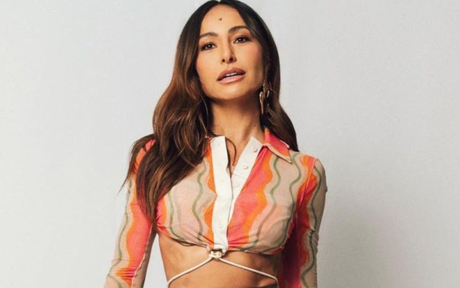 Sabrina Sato faz carão e posa para foto do Instagram