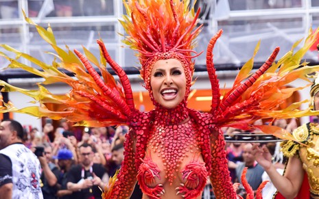 Sabrina Sato vestida com roupa carnavalesca em tons de vermelho para representar um dragão