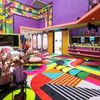 Decoração da casa do BBB 22 tem excesso de cores vibrantes, formas geométricas e estampas