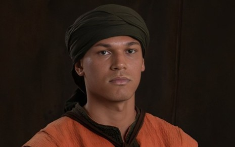 Samuel Bernardo usa turbante e está caracterizado como soldado gesurita, da novela Reis