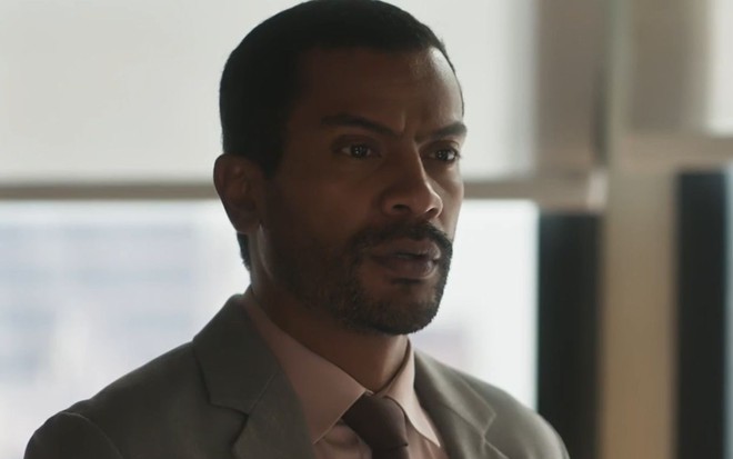 Samuel de Assis com expressão séria em cena como Ben na novela Vai na Fé