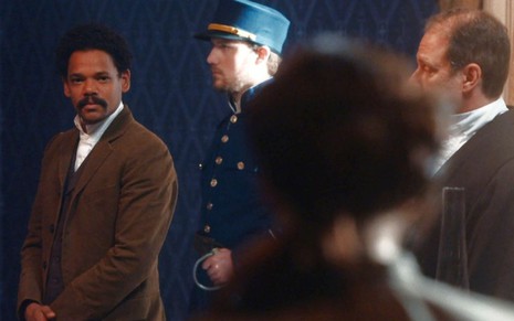 Samuel (Michel Gomes) é encaminhado por policial ao julgamento em cena da novela Nos Tempos do Imperador