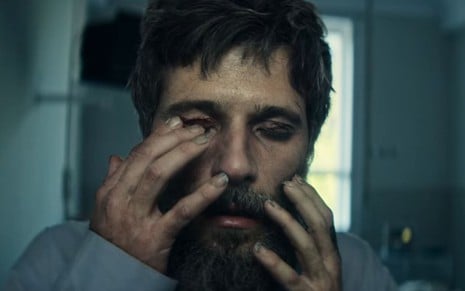 Imagem de Bruno Gagliasso com os olhos fechados em cena da série Santo
