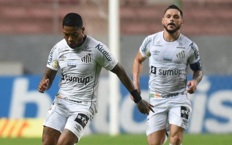 Marinho e Pará correm em jogo do Santos no Brasileirão; eles estão de uniformes brancos