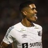 Jogador Lucas Barbosa, do Santos, comemora gol feito e veste uniforme branco com detalhes pretos
