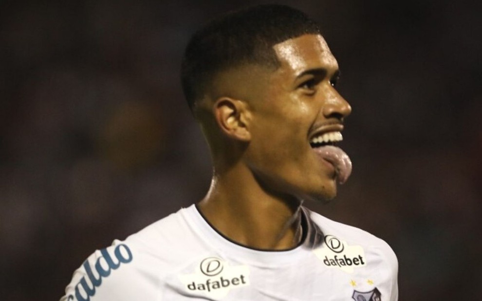 Jogador Lucas Barbosa, do Santos, comemora gol feito e veste uniforme branco com detalhes pretos