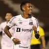 Jogador Rwan, do Santos, comemora gol e veste uniforme branco com detalhes pretos durante partida