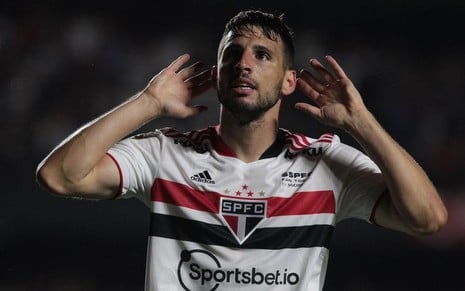 Jogador Calleri, do São Paulo, comemora gol com as mãos nos ouvidos e veste uniforme branco da equipe