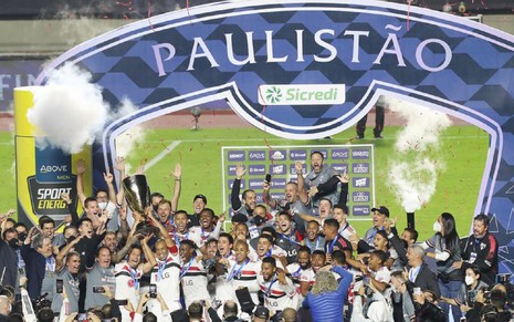 Equipe do São Paulo, com uma camisa branca, levanta o troféu do Paulistão 2021 no Morumbi