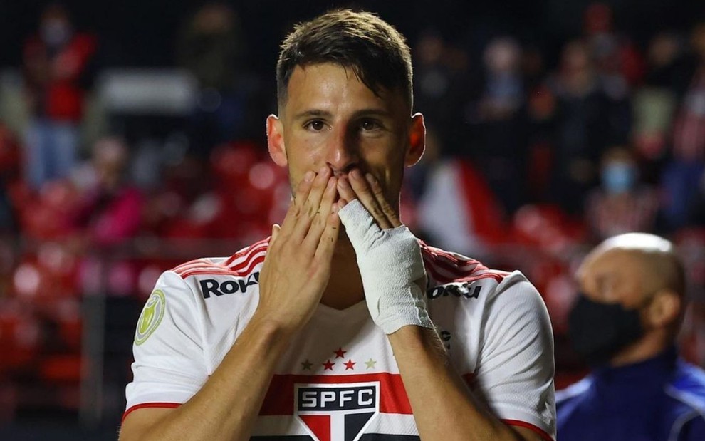 Calleri, do São Paulo, manda beijo ao comemorar gol e veste uniforme branco com faixas preta e vermelha