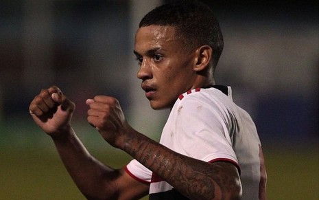 Jogador Caio, do São Paulo, comemora gol e veste uniforme branco com detalhes vermelhos e pretos