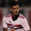 Jogador Maioli, do São Paulo, comemora gol e veste uniforme branco com detalhes vermelhos e pretos