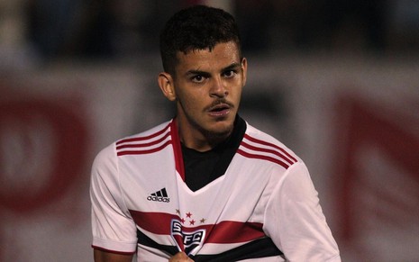 Jogador Maioli, do São Paulo, comemora gol e veste uniforme branco com detalhes vermelhos e pretos