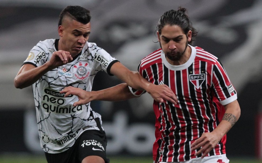 Benitez e Gabriel brigam pela bola em jogo pelo Campeonato Paulista de 2021, disputado na Neo Quimica Arena