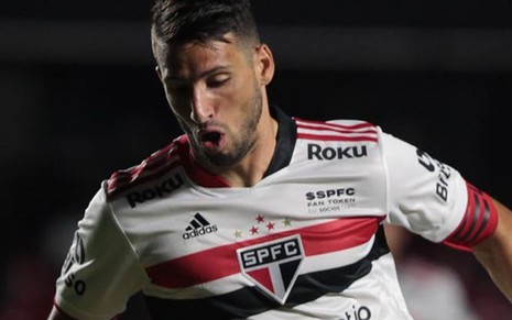 Calleri comemora gol no Brasileirão com Miranda durante confronto com o Santos