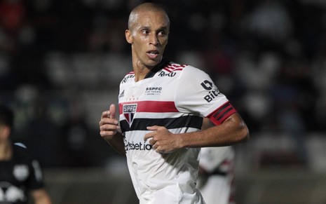 Jogador Miranda, do São Paulo, veste uniforme branco com detalhes vermelhos e pretos durante partida