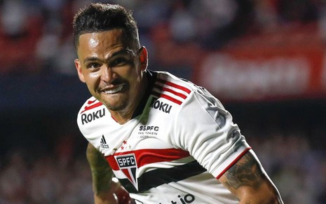 Luciano, do São Paulo, veste uniforme branco com detalhes vermelhos e pretos durante jogo
