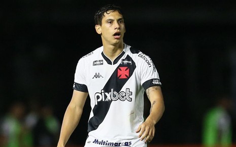 Martin Sarrafiore, do Vasco, corre em campo e veste uniforme branco com faixa diagonal preta