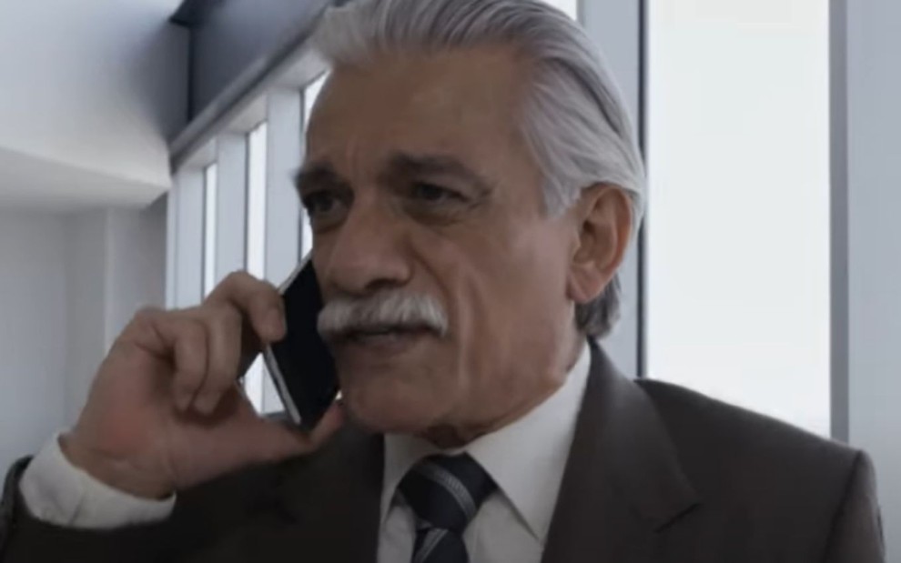 Juan Carlos Barreto grava cena ao telefone, com expressão apreensiva, como Manuel em A Usurpadora, remake do SBT